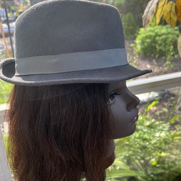 Grey  felt hat with red feather used worn very classy !! - Picture 5 of 6